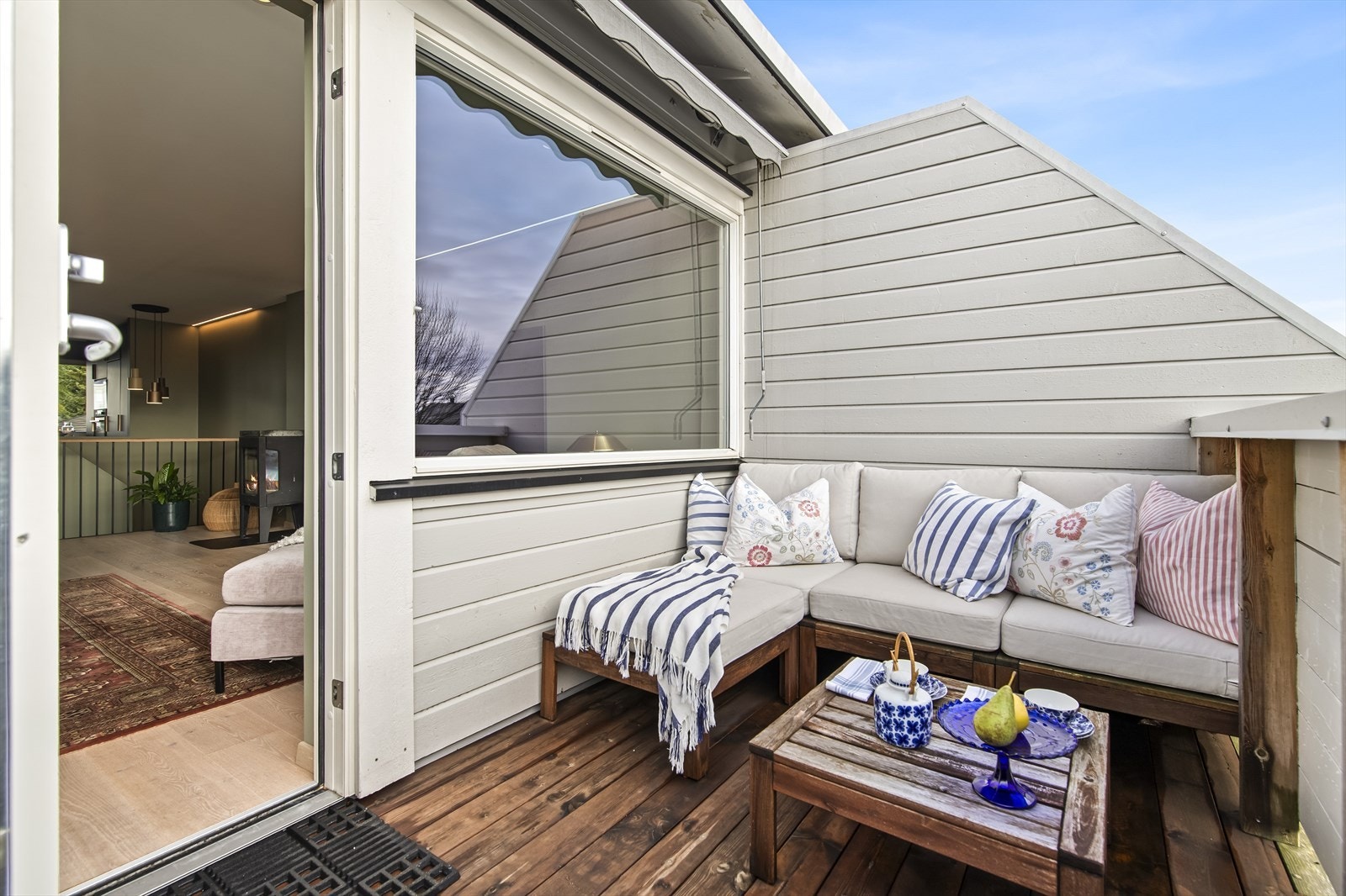 Fra stuen er det direkte utgang til en herlig, sørvendt balkong på ca. 9 kvm, med plass til sittegruppe og fin utsikt over nærområdet. Galleribilde