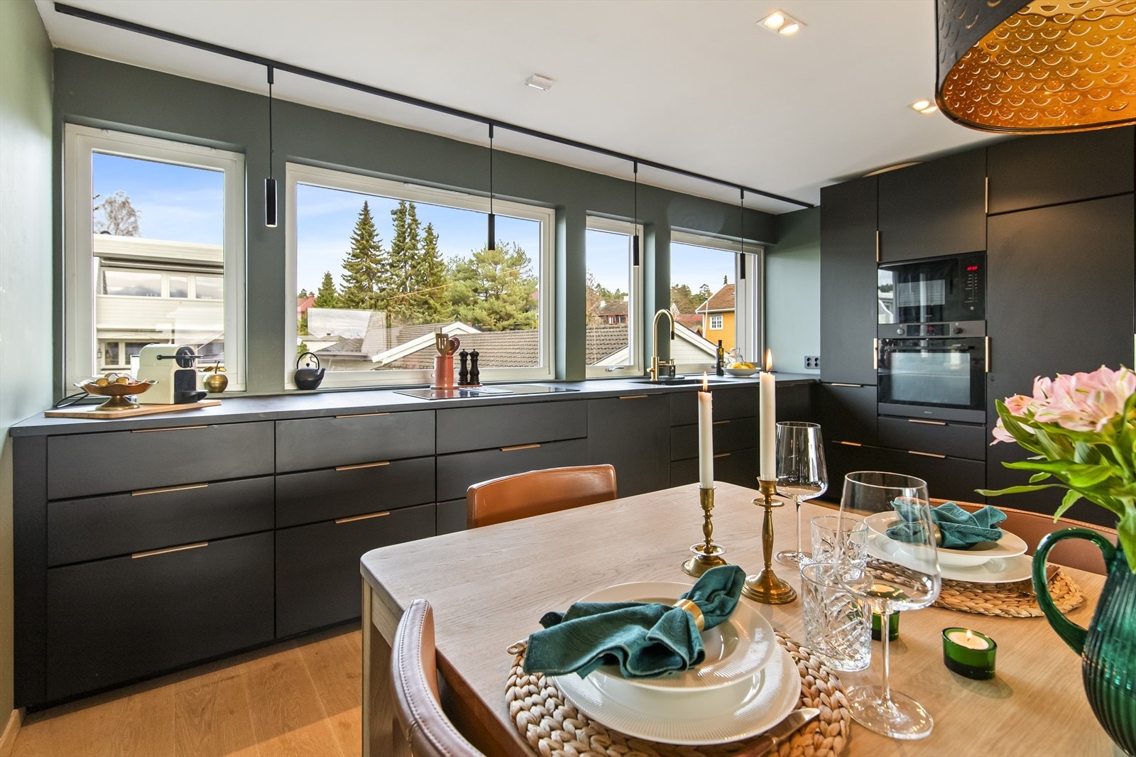 Kjøkkenet, oppgradert i 2022, er stilrent og moderne med mørke, glatte fronter og en slitesterk laminatbenkeplate. Galleribilde