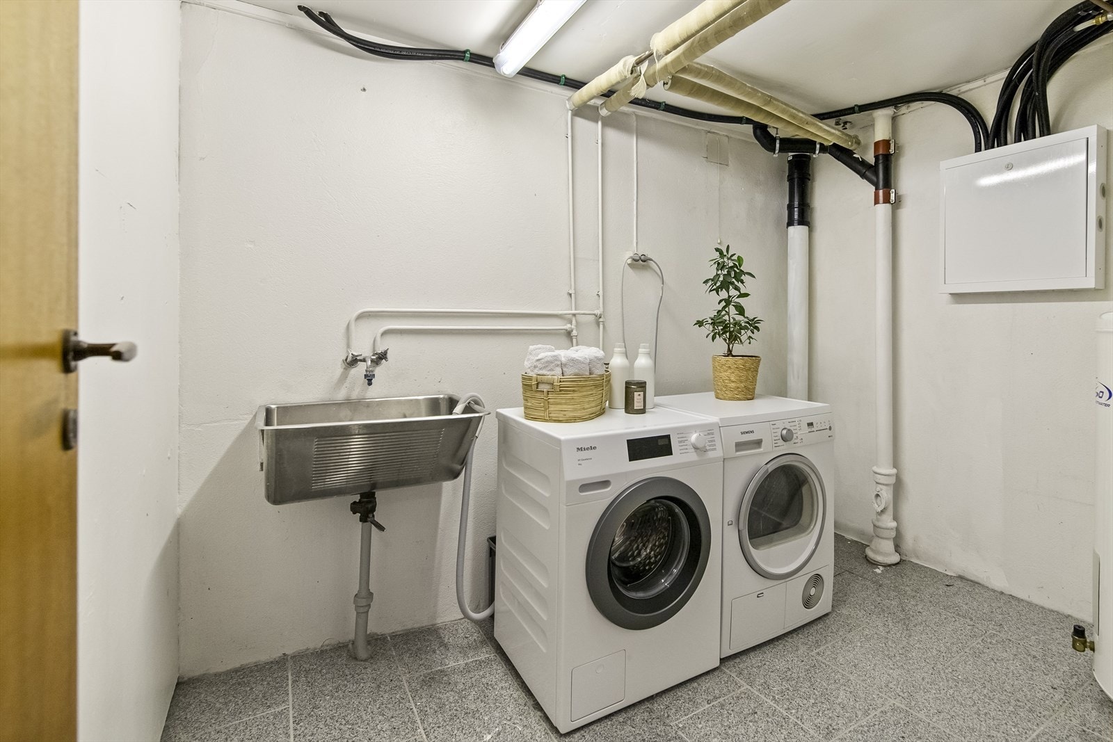 Videre har etasjen et stort og praktisk, separat vaskerom. Galleribilde