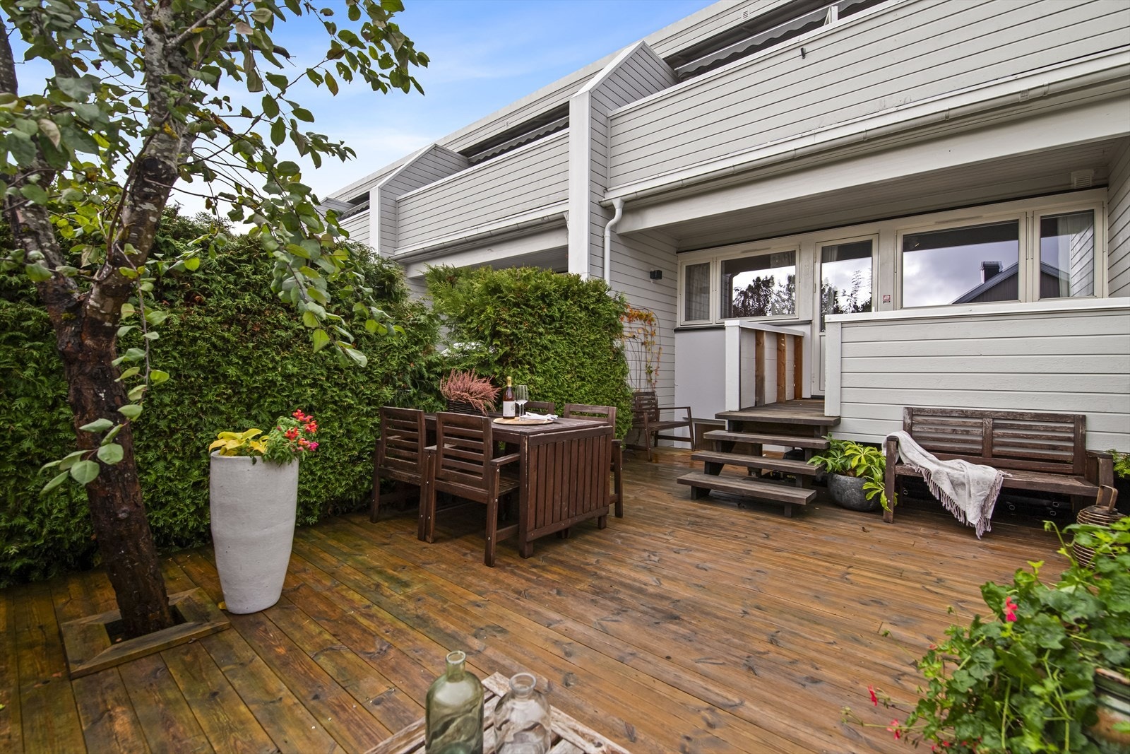 Fra første etasje er det utgang til en stor og flott treterrasse på hele 36 kvm. Galleribilde