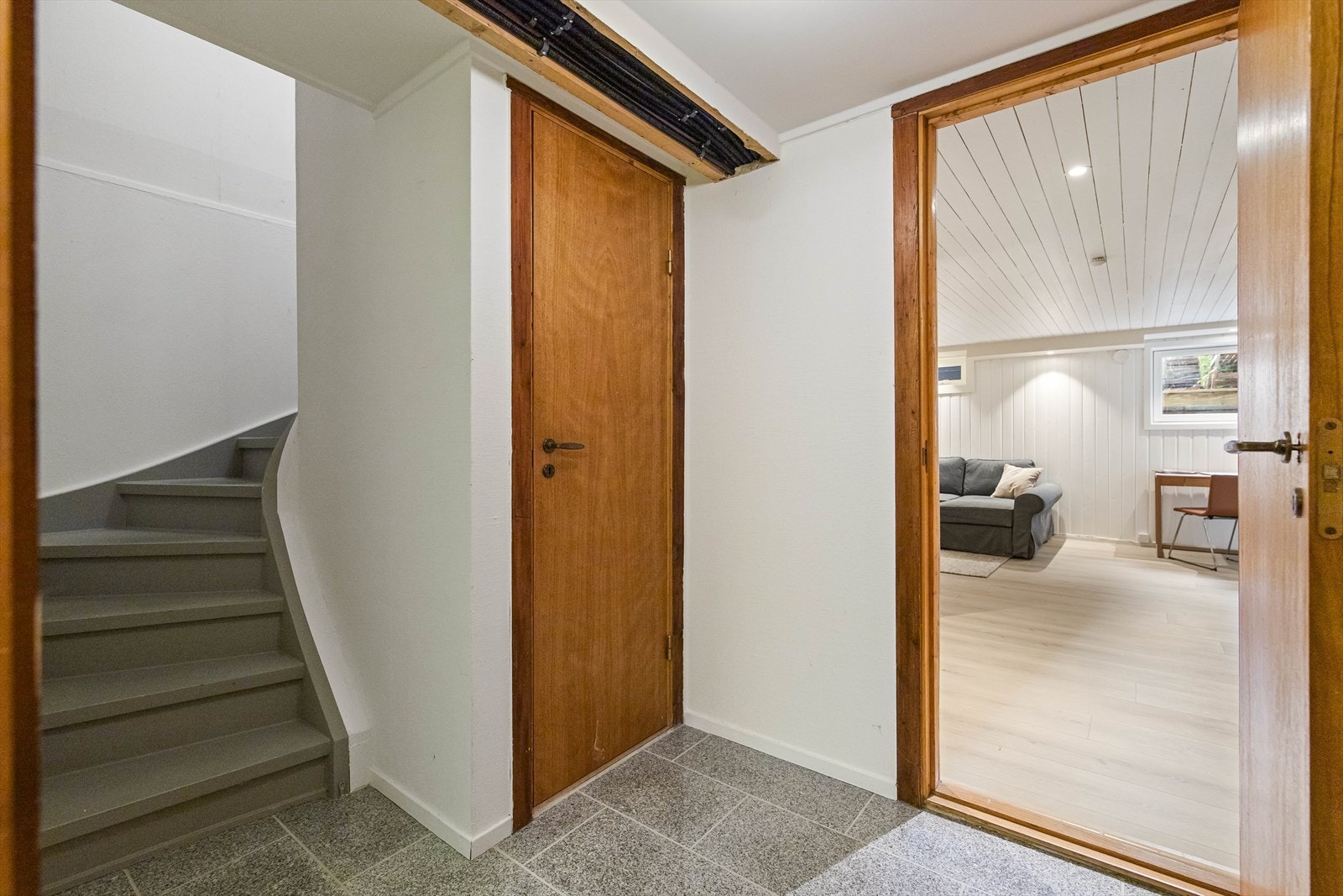 En trapp leder ned til en innholdsrik og godt utnyttet kjelleretasje. Galleribilde