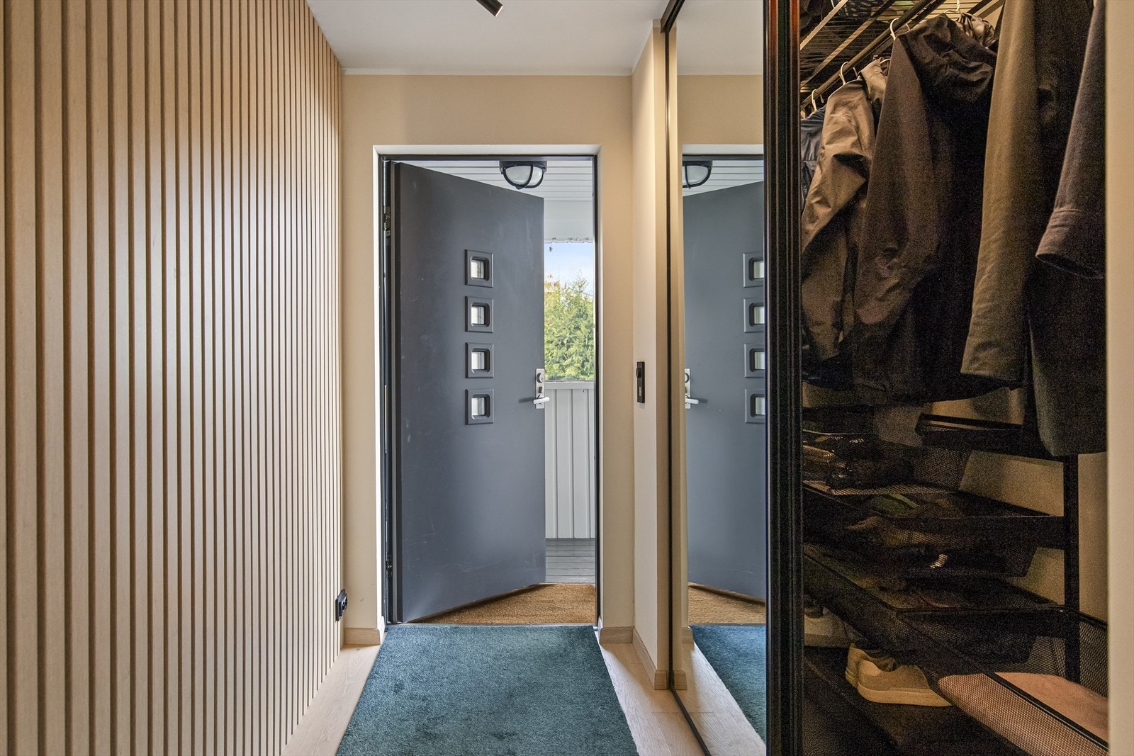 Du ønskes velkommen inn i en lys entré/gang med praktisk varme i gulvet. Galleribilde