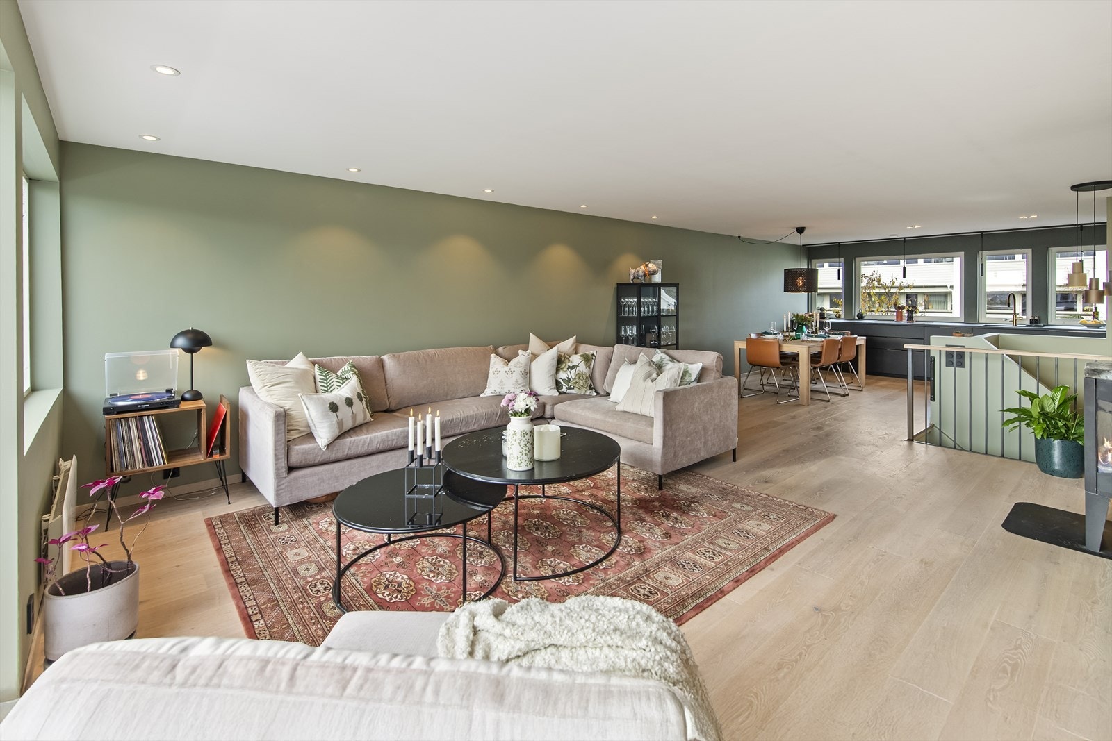 Rommet har en flott 1-stavs eikeparkett på gulvet og store vindusflater som gir gode lysforhold. Galleribilde