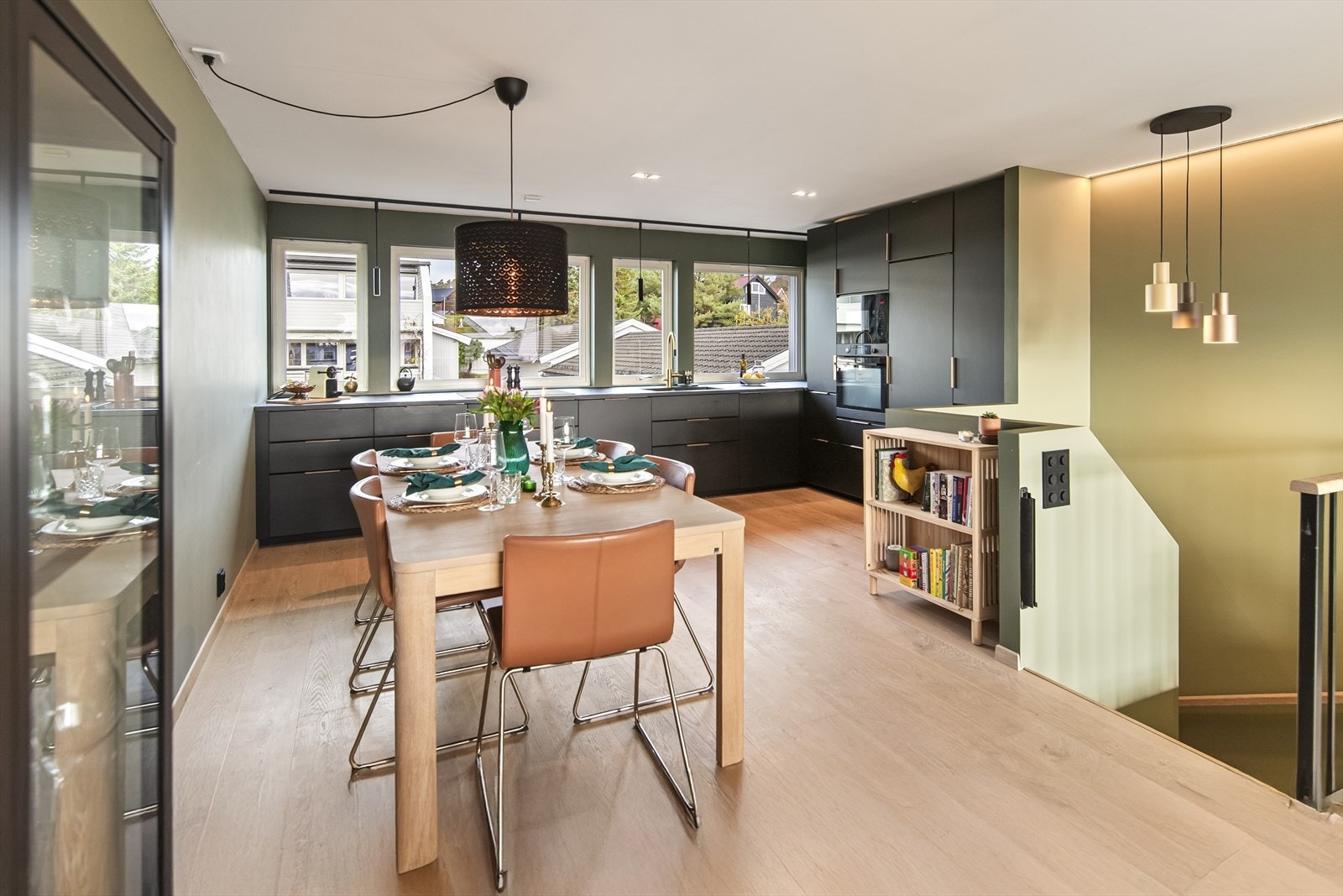 I boligens toppetasje finner du en stor, lys og åpen sone hvor stue, spisestue og kjøkken er samlet. Galleribilde