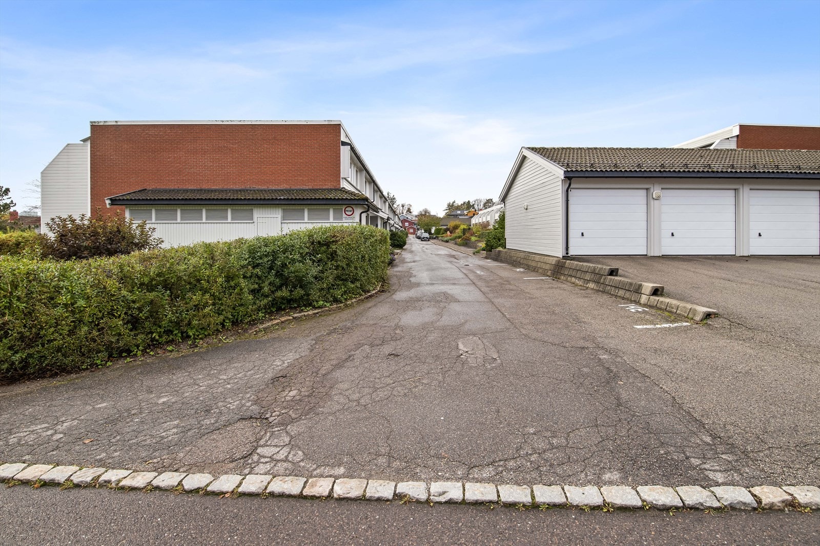 Her bor du tilbaketrukket og fredelig, midt i et trygt og hyggelig nabolag med en god miks av barnefamilier, voksne og eldre. Galleribilde