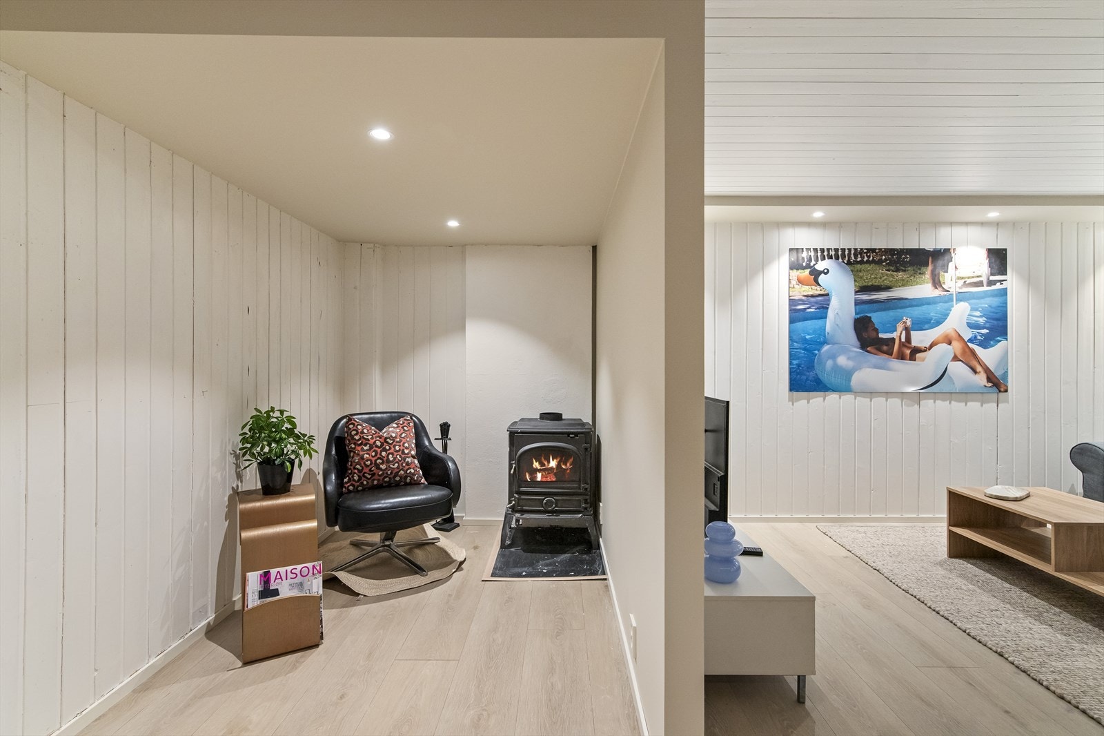 Rommet er inndelt, noe som skaper et fint skille mellom to møbleringssoner. Galleribilde