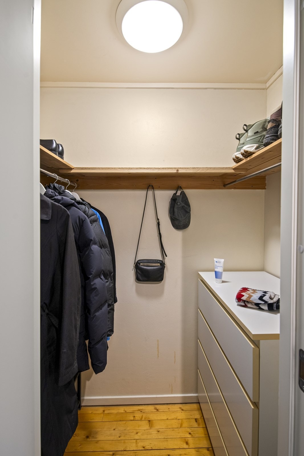 Praktisk walk-in closet. Galleribilde