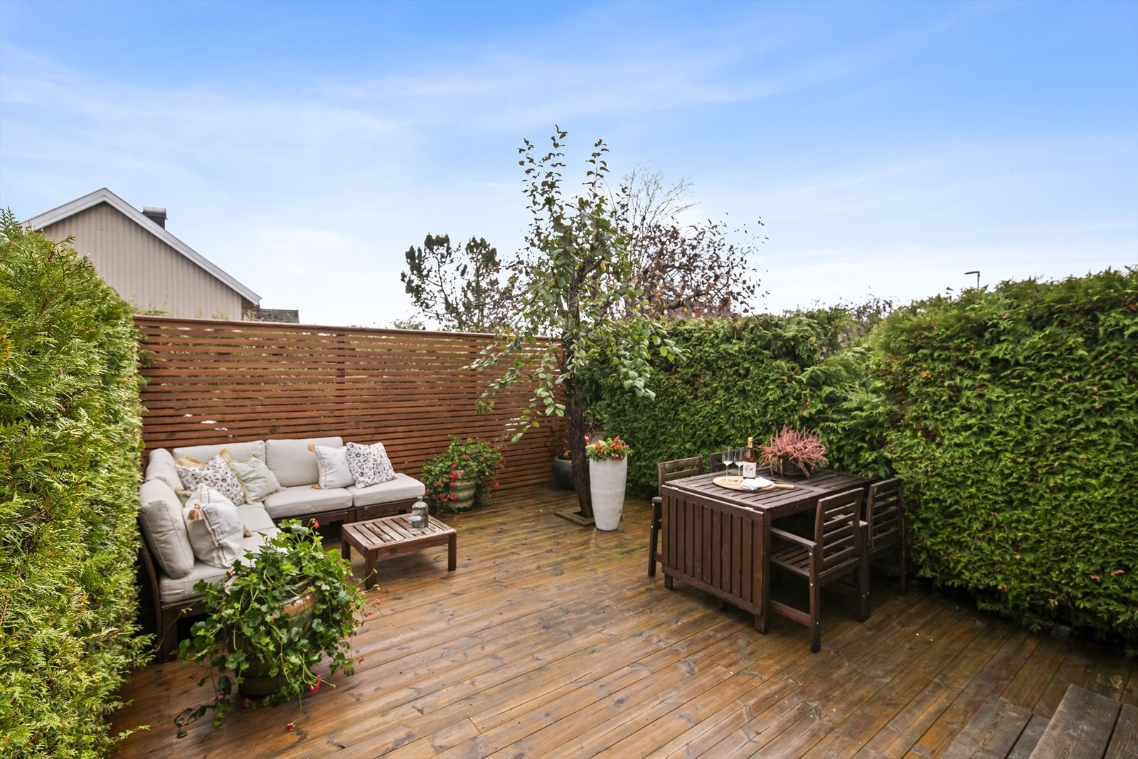 Terrassen er meget usjenert og skjermet av hekk og levegger, noe som skaper en privat og lun oase. Galleribilde