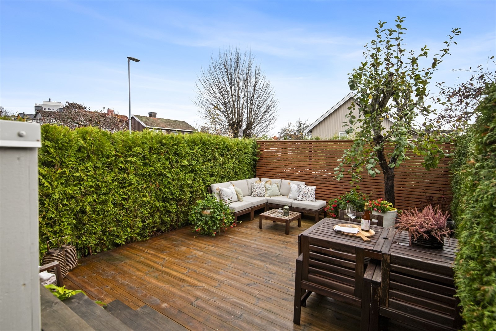 Her er det rikelig med plass til både stor spisegruppe, loungemøbler og grill - et perfekt sted for sosiale lag og avslapning. Galleribilde