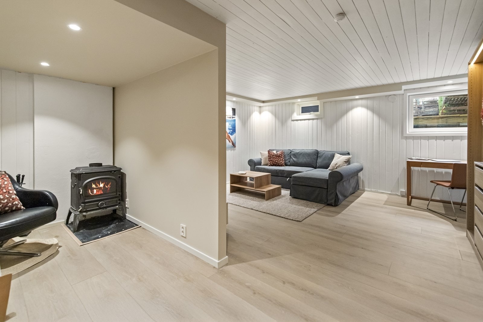 Her finner du en stor og lun kjellerstue på nærmere 27 kvm, innredet med en egen vedovn. Galleribilde