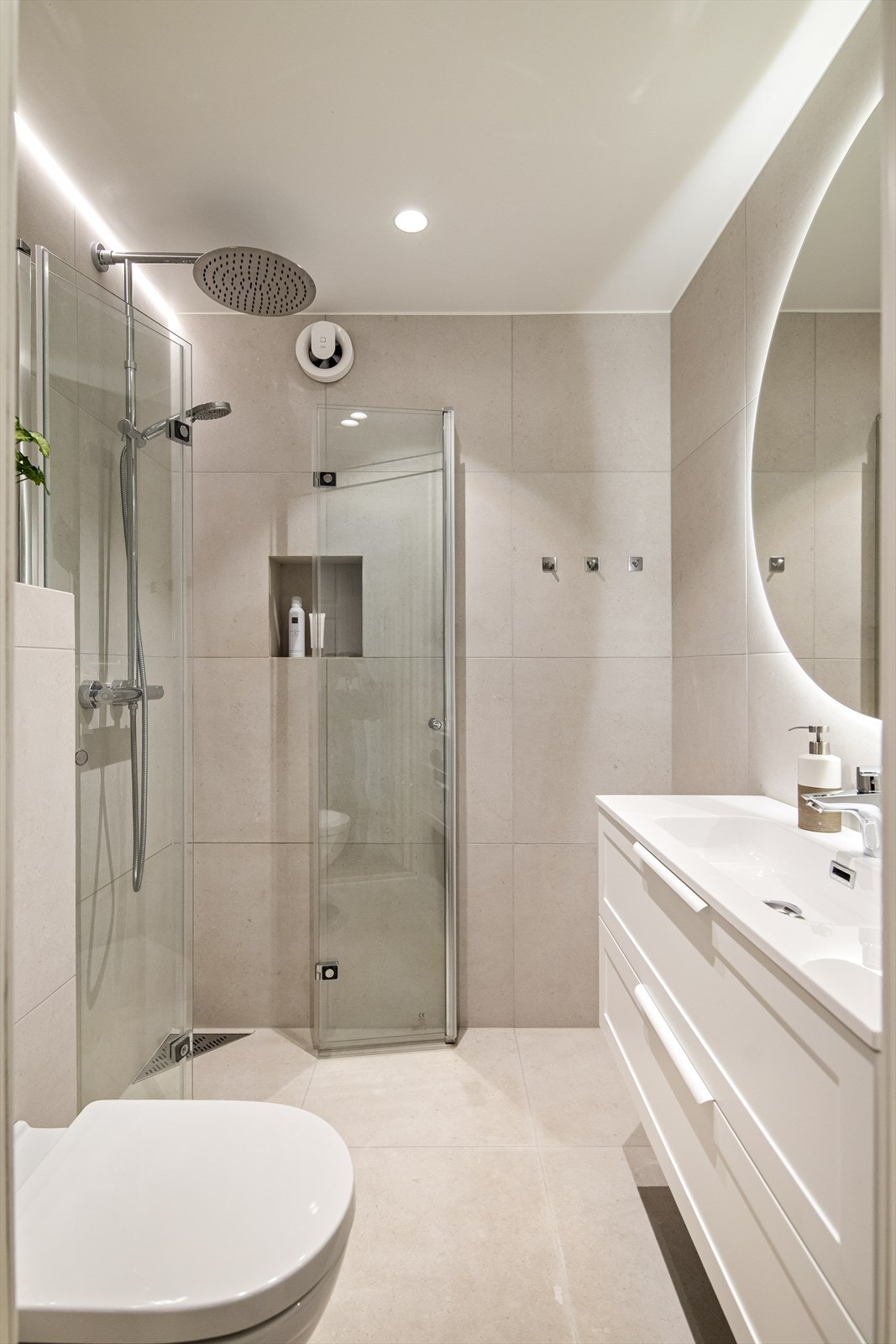 Høydepunktet i etasjen er det lekre badet, som ble modernisert i 2022. Galleribilde