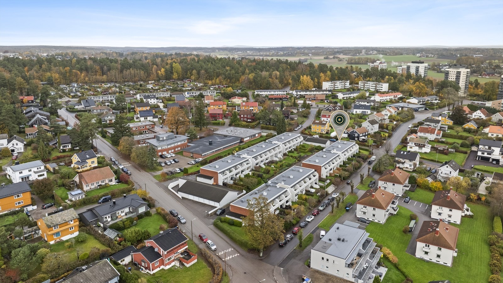 Leiligheten har en svært ettertraktet beliggenhet på Solvang - et rolig, barnevennlig og veletablert boligområde med kort vei til både natur, sjø og sentrum. Galleribilde