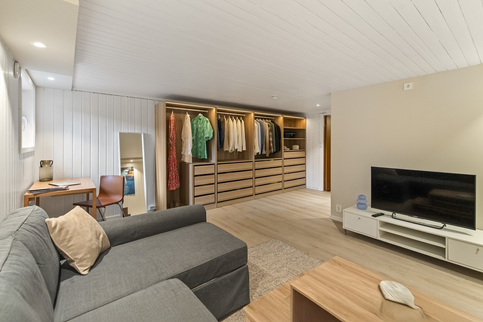 Dette rommet er perfekt som en ekstra TV-stue, kontor eller hobbyrom. Galleribilde