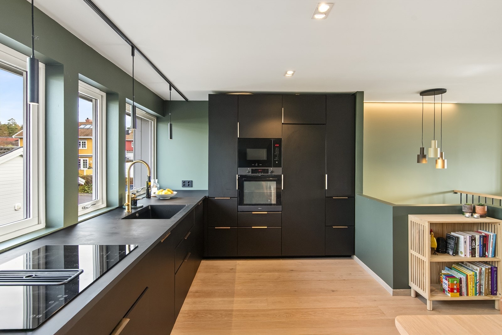 Det er godt med skap- og benkeplass, og kjøkkenet er utstyrt med integrerte hvitevarer som induksjonstopp og stekeovn. Galleribilde