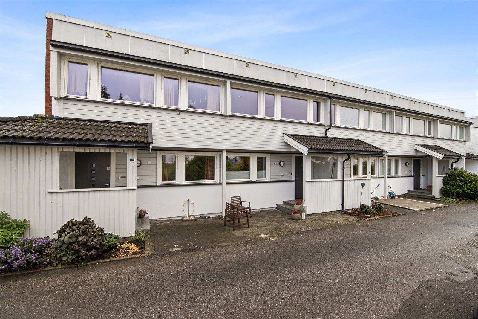 Velkommen til en lys og tiltalende bolig som er betydelig oppgradert de siste årene, og som fremstår med en moderne og gjennomgående god standard. Galleribilde