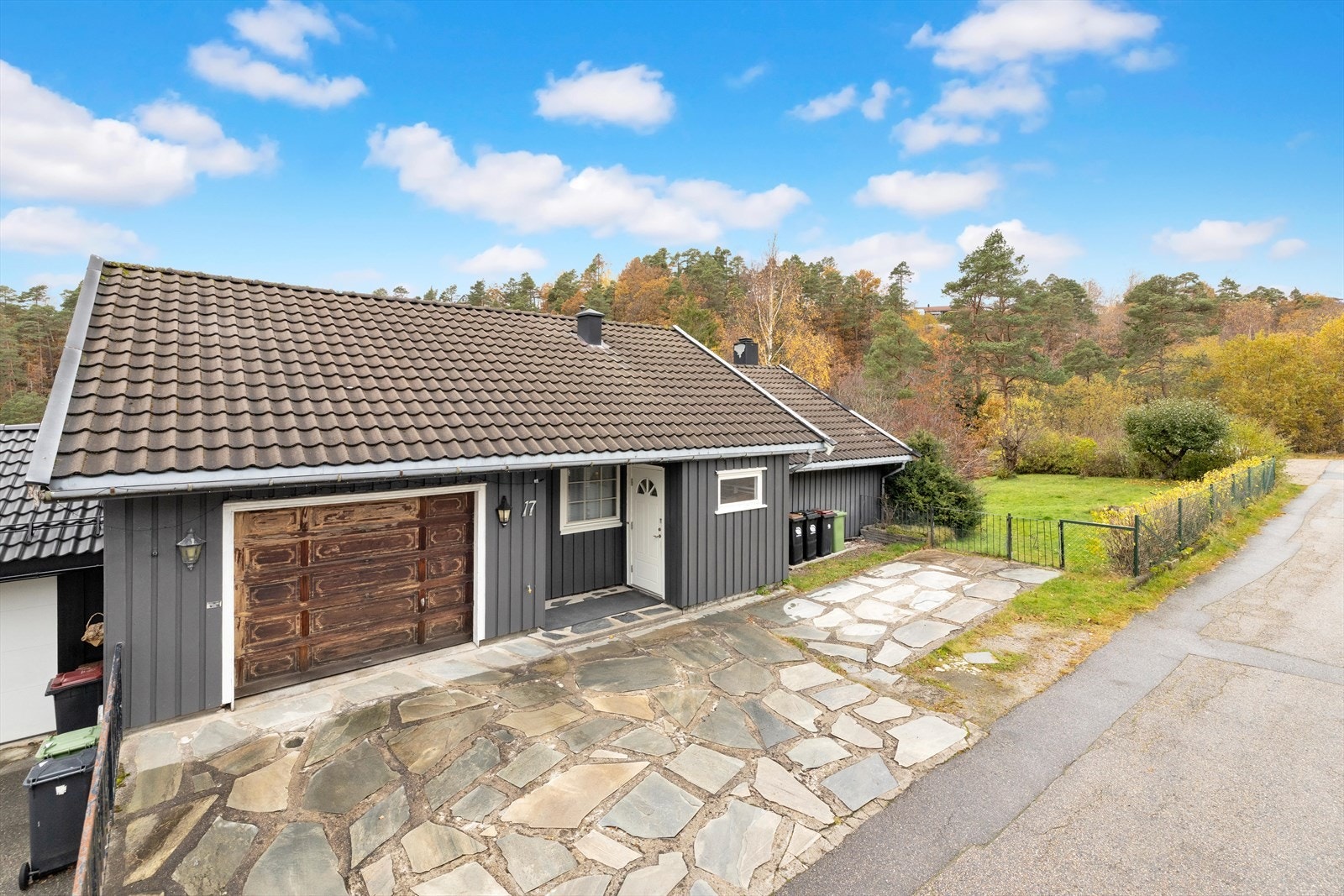 Romslig garasje med loft og bod tilknyttet boligen. Galleribilde