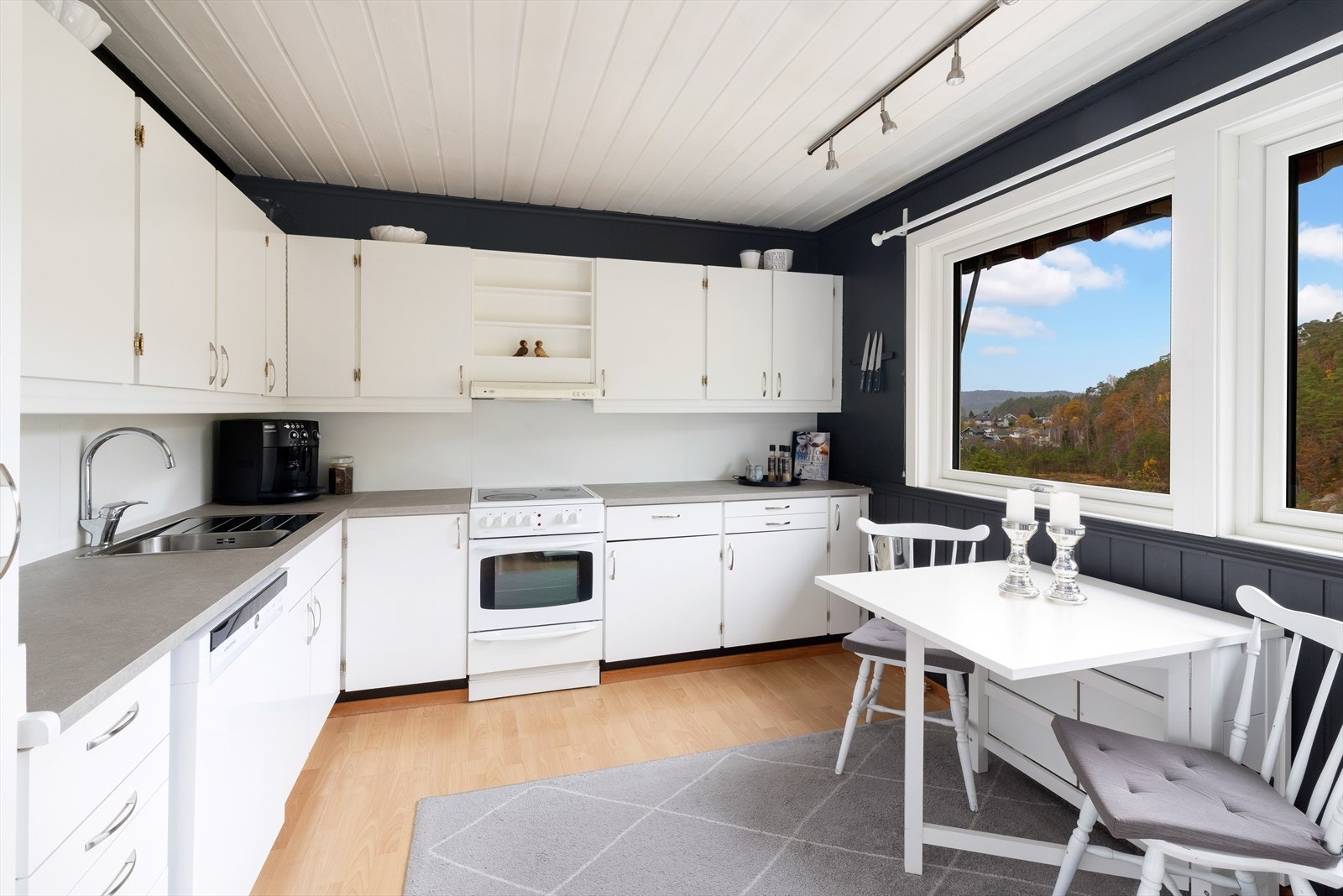 På kjøkkenet er det godt med benke- og skapplass og plass til spisebord. Benkeplate og vaskekum er fra 2025. Galleribilde