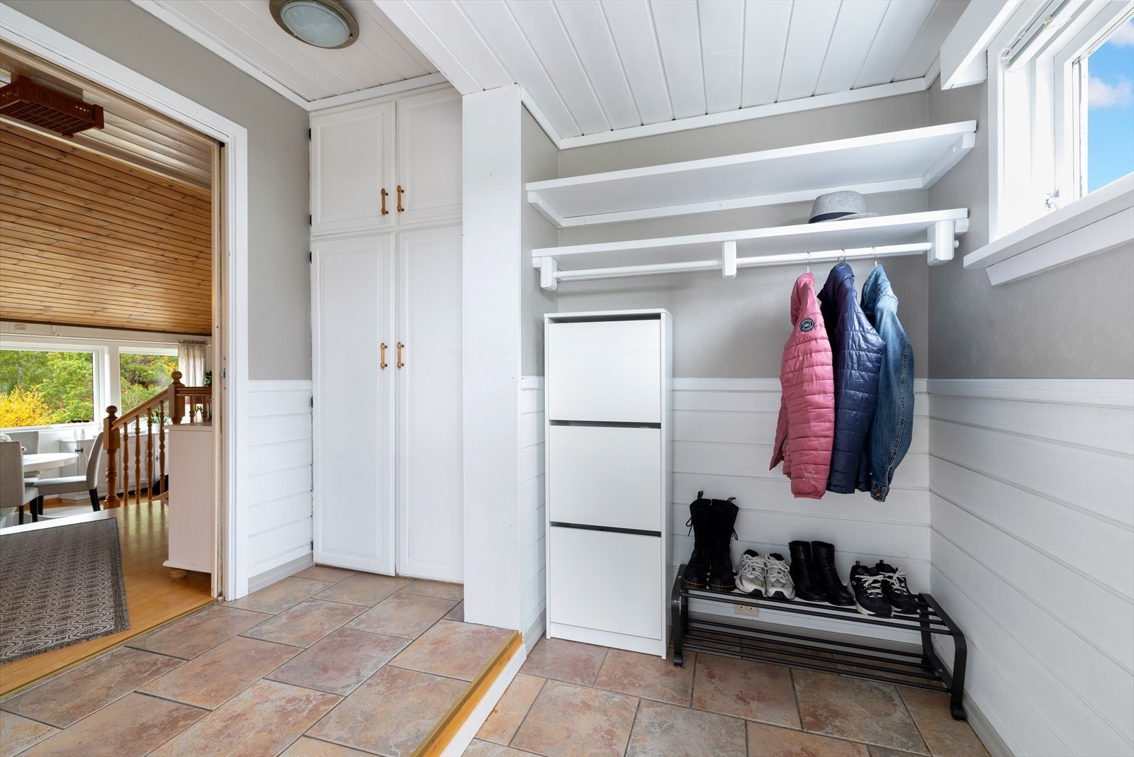 Fra inngangspartiet kommer man inn i en gang med god plass til å henge fra seg yttertøy og sko, samt videre inngang til gang/trapperom. Galleribilde