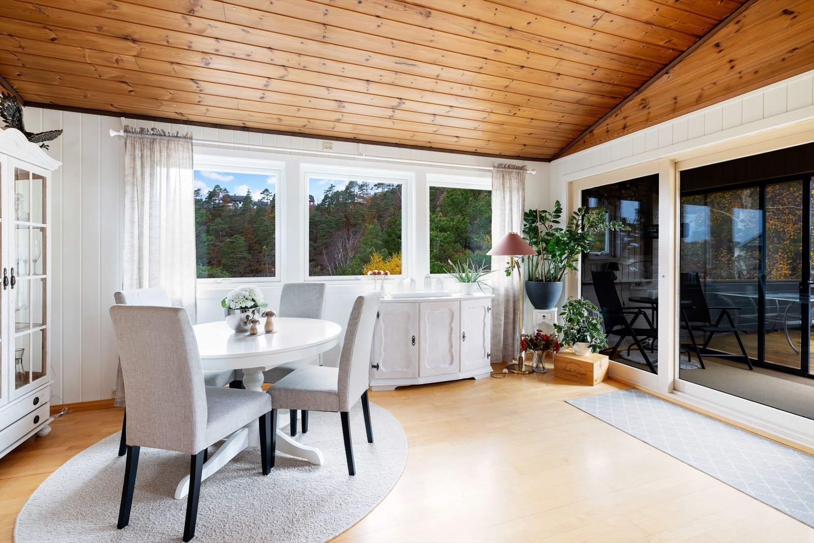 Store vindusflater sørger for rikelig med naturlig lysinnslipp i rommet (vindene er nye i 2025). Fra stuen er det utgang til terrasse og hagen. Galleribilde