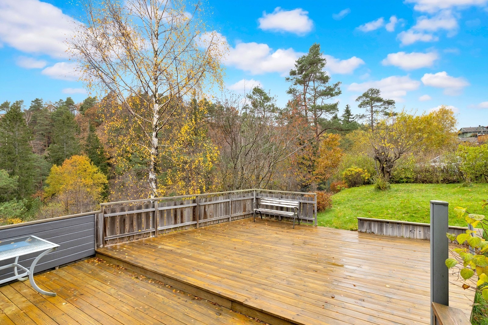 Eiendommen ligger i et barnevennlig og populært område på Nodelandsheia, ca. 15 minutters kjøring til Kristiansand sentrum. Boligen ligger i rolig gate med kort gangavstand til badevann og fine turområder. Galleribilde