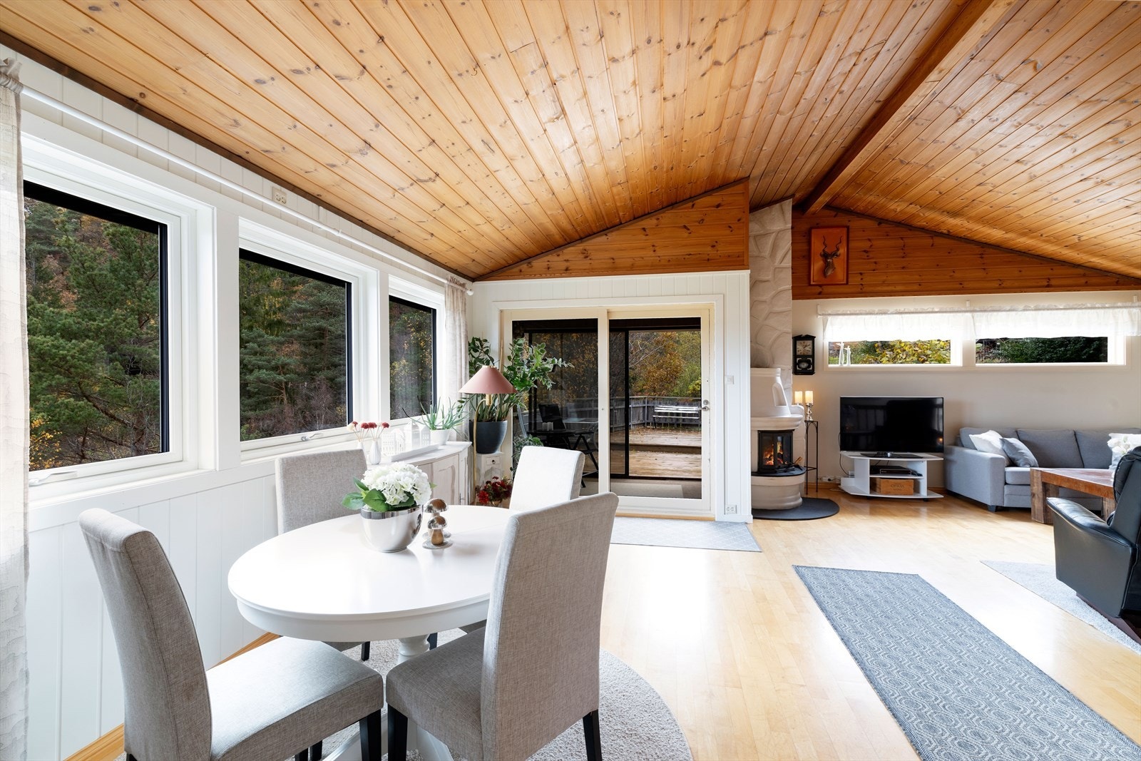 Stuen er enkel å innrede med plass til sofagruppe og tilhørende møblement. Det er peis som sørger for rikelig med varme og hygge på kaldere dager Galleribilde