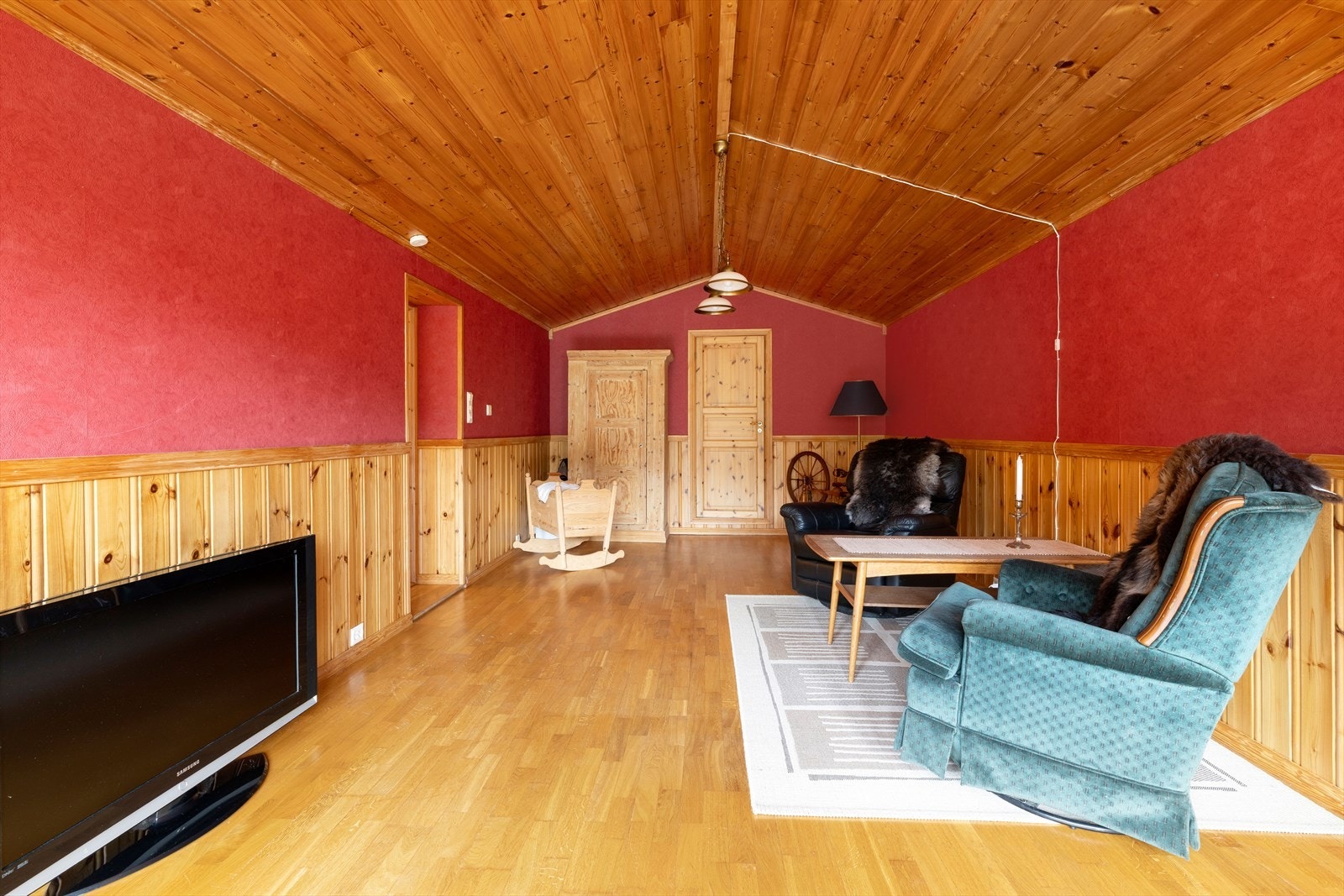 I underetasjen er der også en tv-stue (ikke godkjent til varig opphold), godt med oppbevaringsplass i boder samt et praktisk vaskerom. Galleribilde