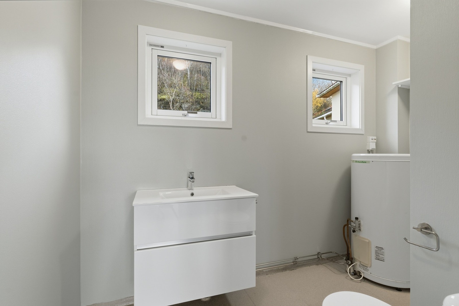 Servanten og armaturet ble byttet ut i 2023 av Bodø Rørservice AS. Galleribilde