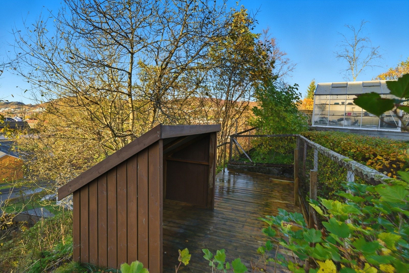 Overbygg til lagring av f. eks. ved, sykler eller bildekk, stativ for kajakk. Galleribilde