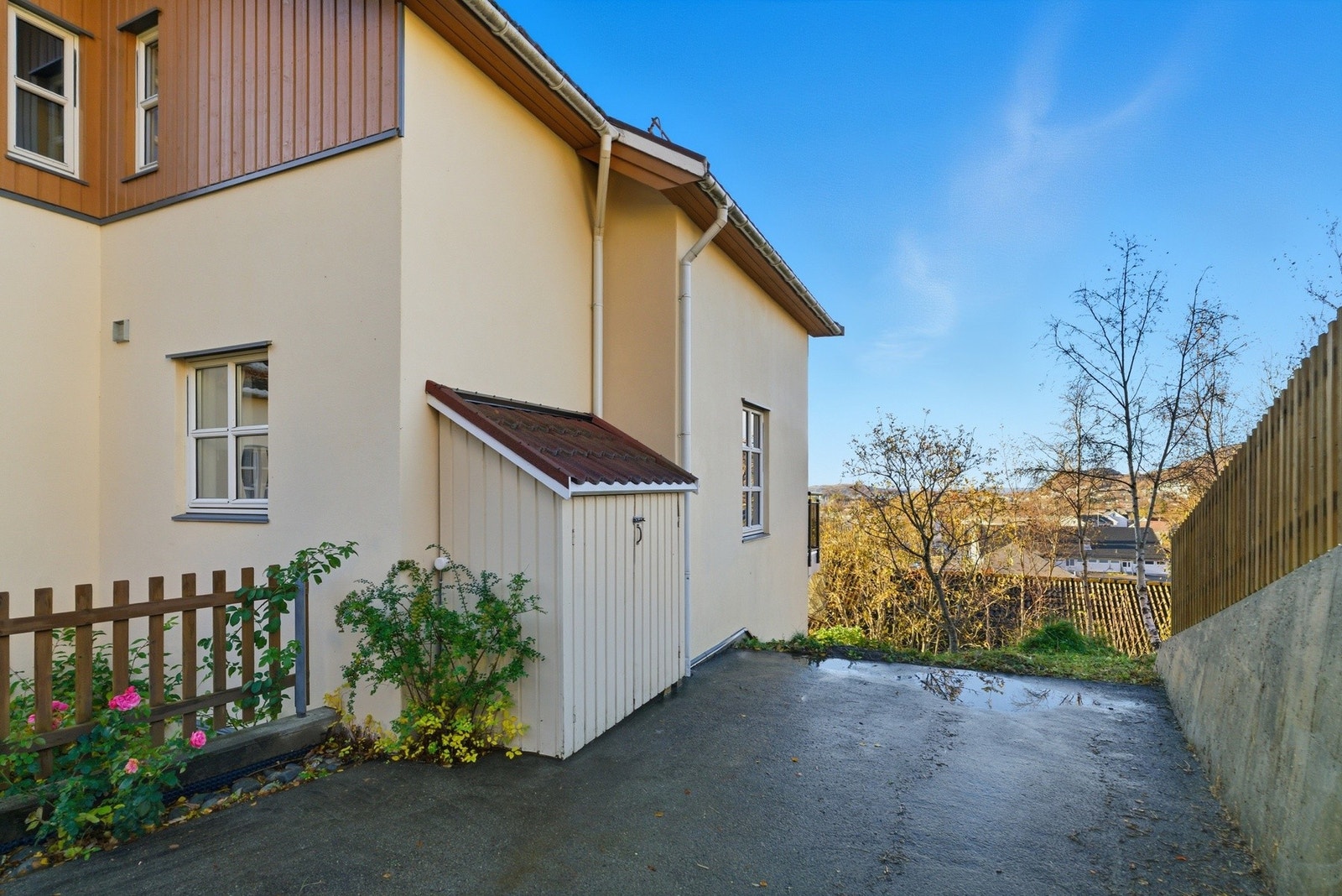 Egen parkeringsplassen ved eiendommen, samt liten redskapsbod. Galleribilde