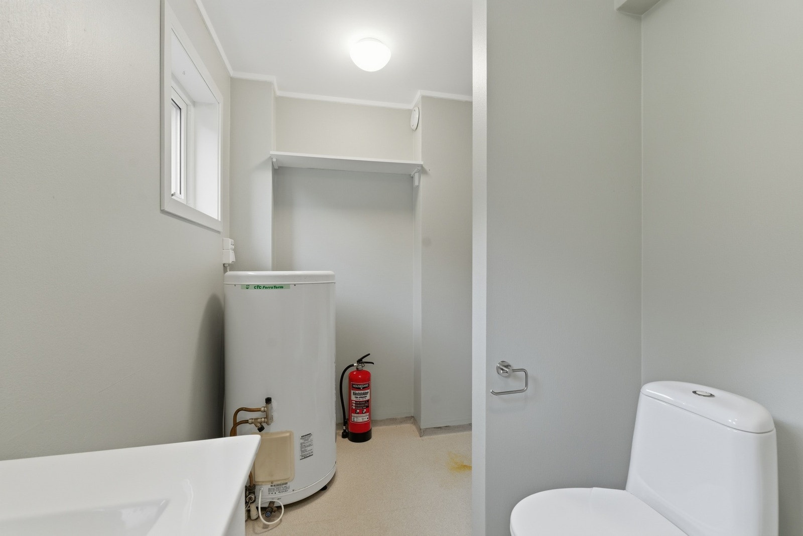 200l varmtvannsbereder plassert på vaskerom med utløp til sluk ved eventuell lekkasje. Galleribilde