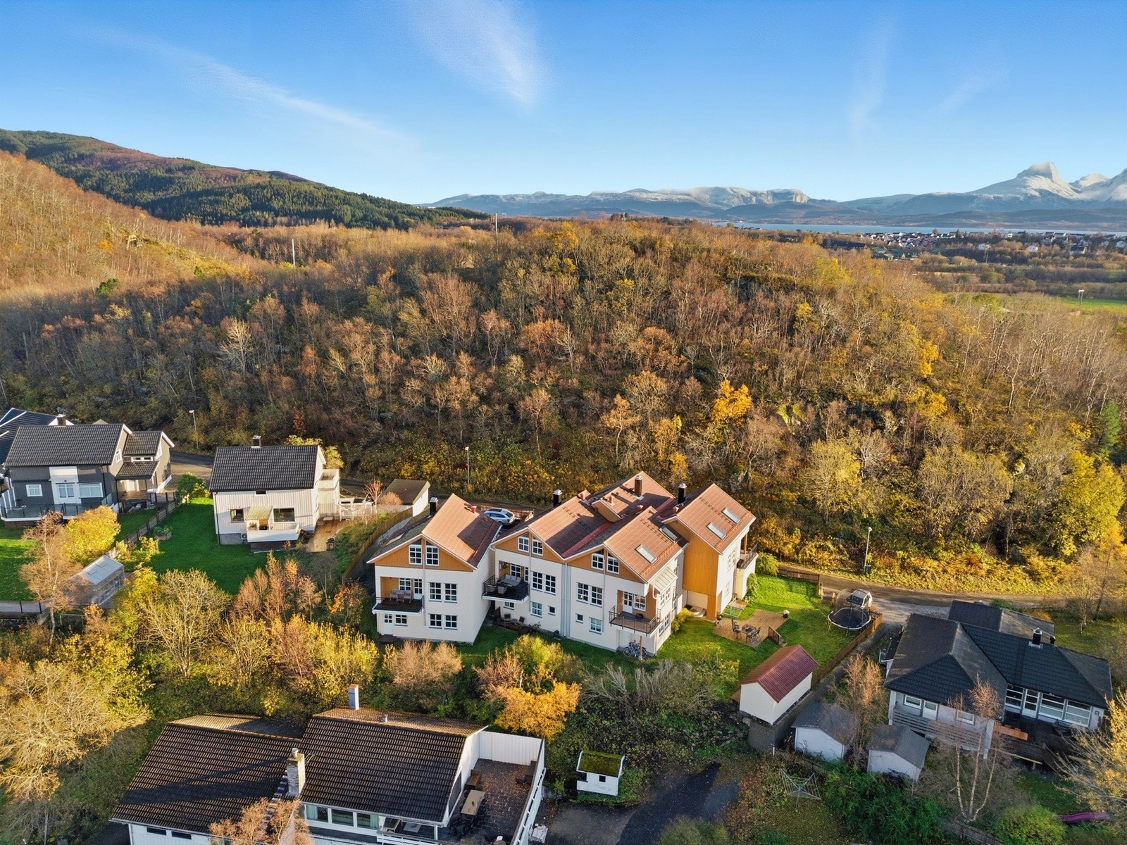 Flott plassert med nydelig utsikt og gode solforhold Galleribilde