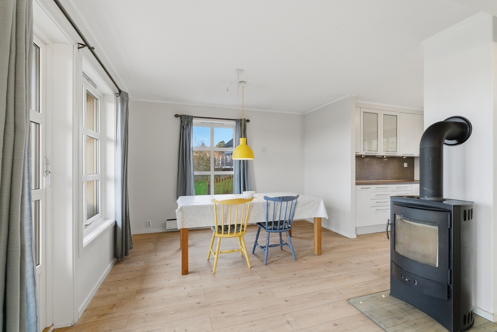 Svært effektiv vedovn godt plassert i boligen. Galleribilde