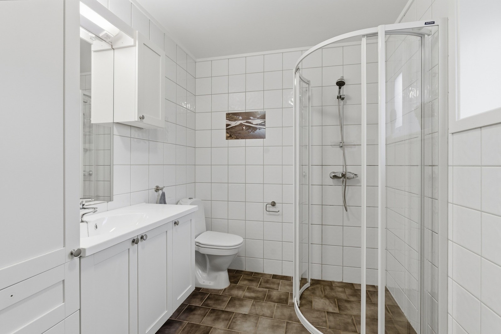 Badet har flis på gulv og vegger, og varmekabler i gulv. Det er foretatt hulltaking mot våtsone på bad, denne ble målt til 0% Galleribilde