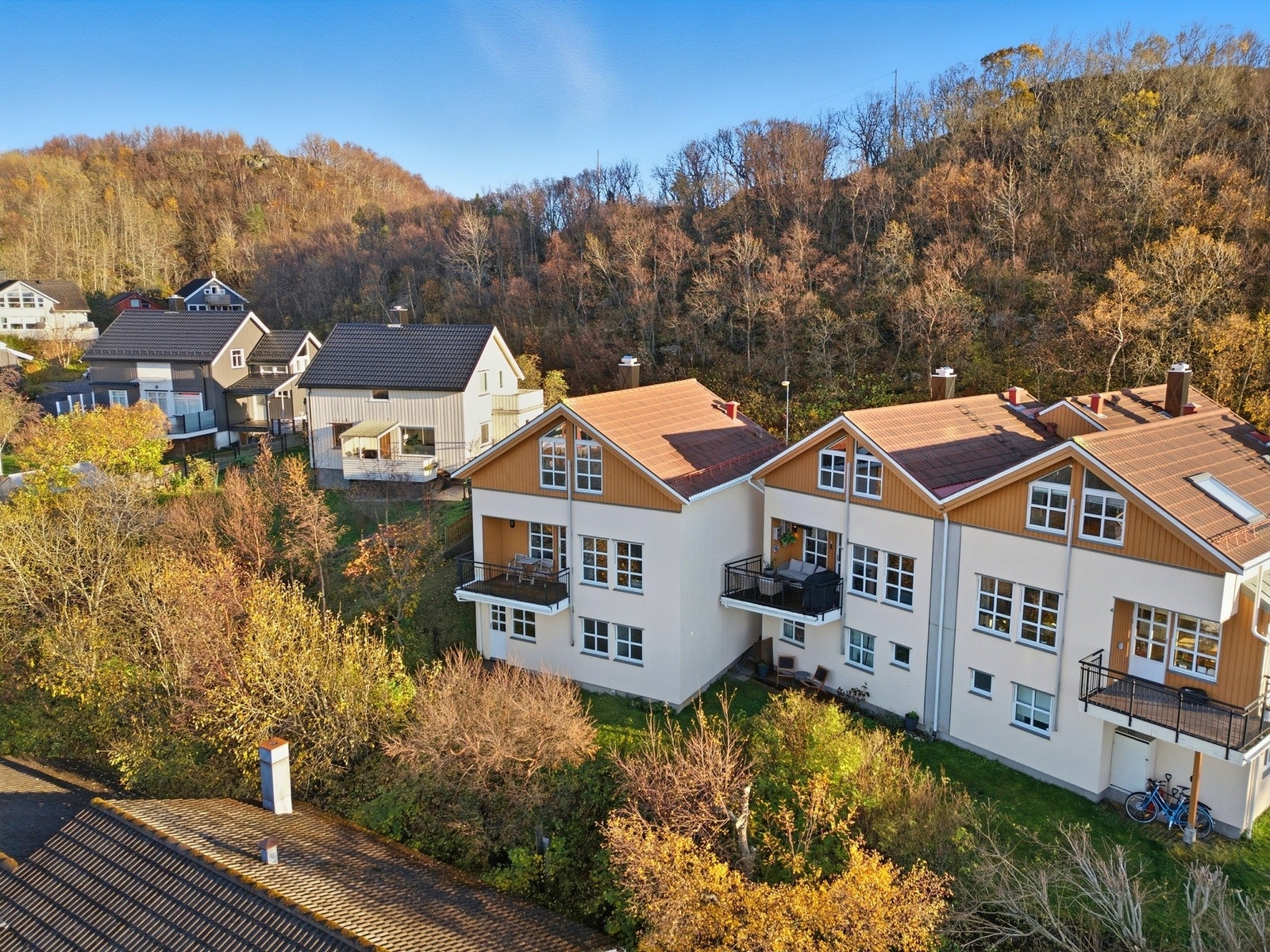Det ble byttet fasadeplater på balkonger i sameiet i 2023 av Snekkerbjørn. Utbedring etter skade i bjelkelaget på balkong Galleribilde