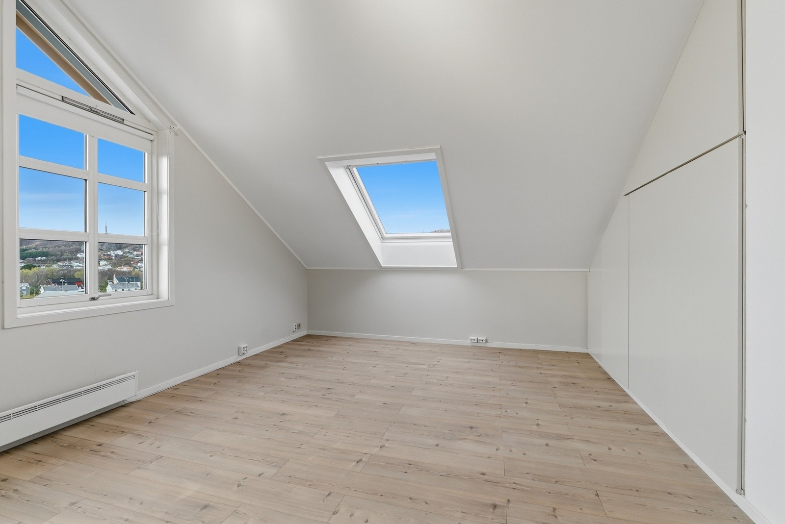 Plassbygd skap med godt med oppbevaring. Galleribilde