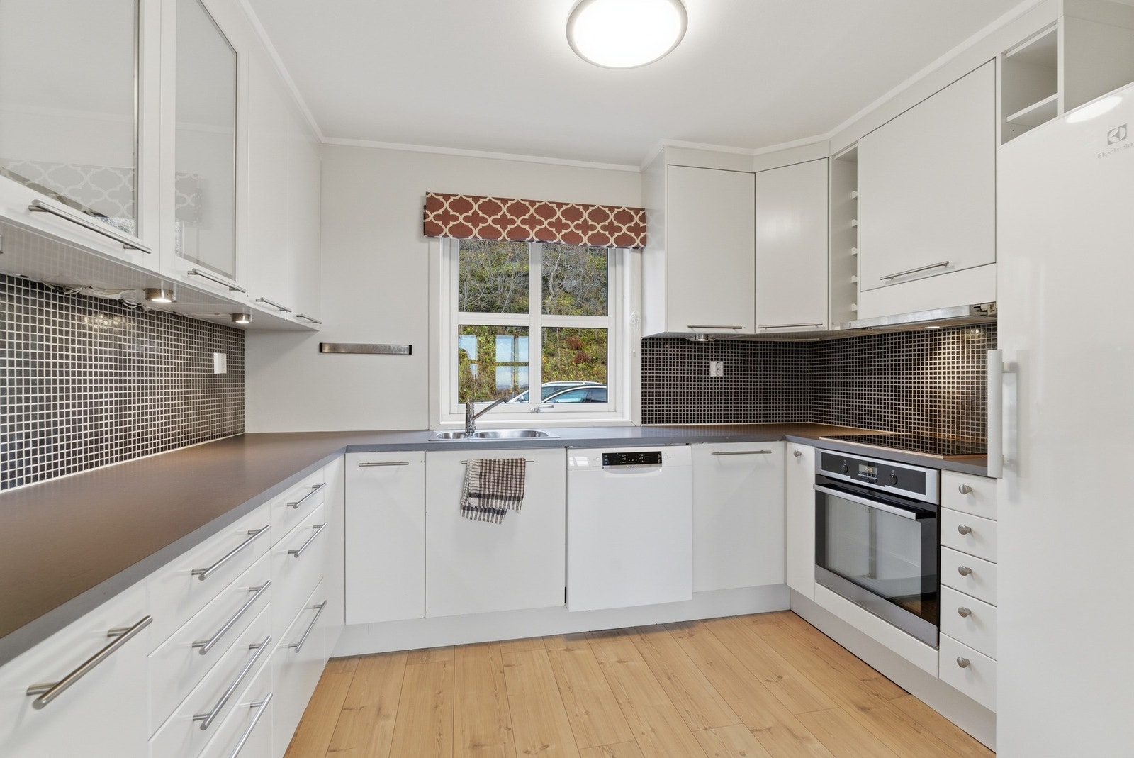 Pent kjøkken i første etasje med godt med benker og skap. Galleribilde