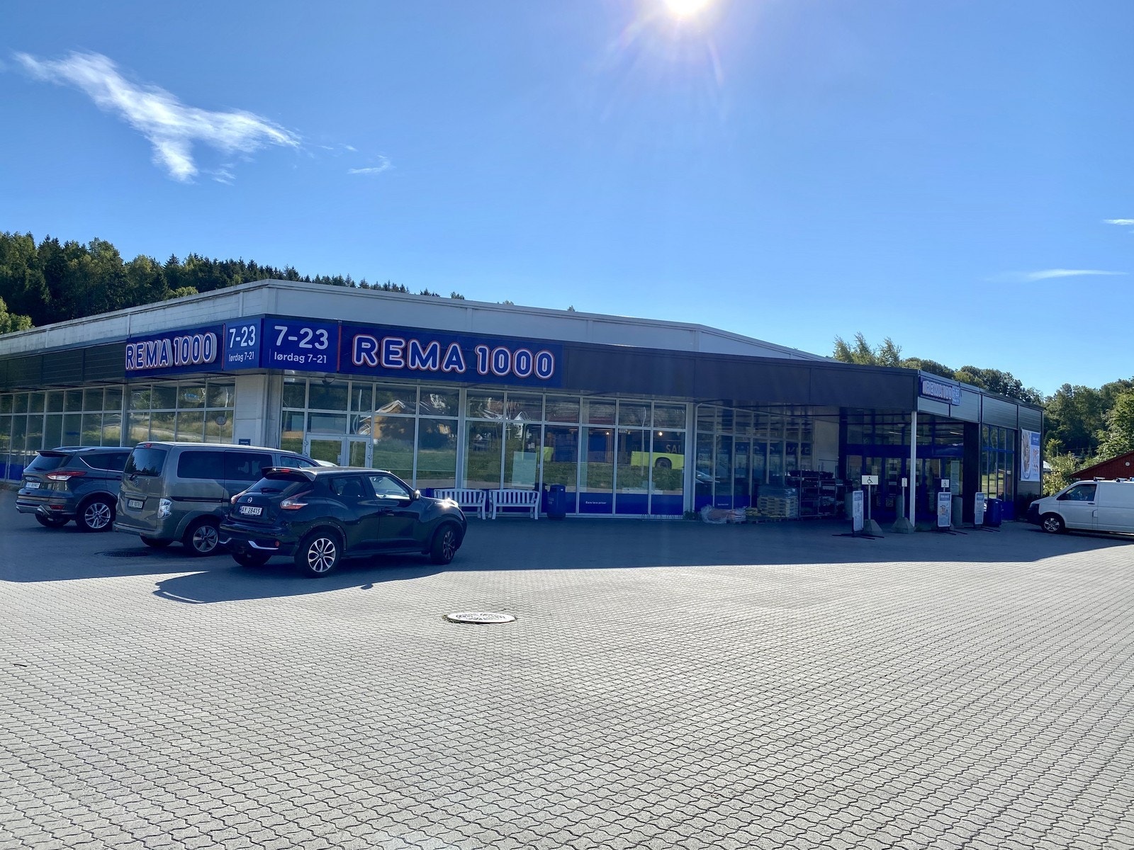 Sentral beliggenhet - gangavstand til Rema 1000 og pizza/kro Galleribilde
