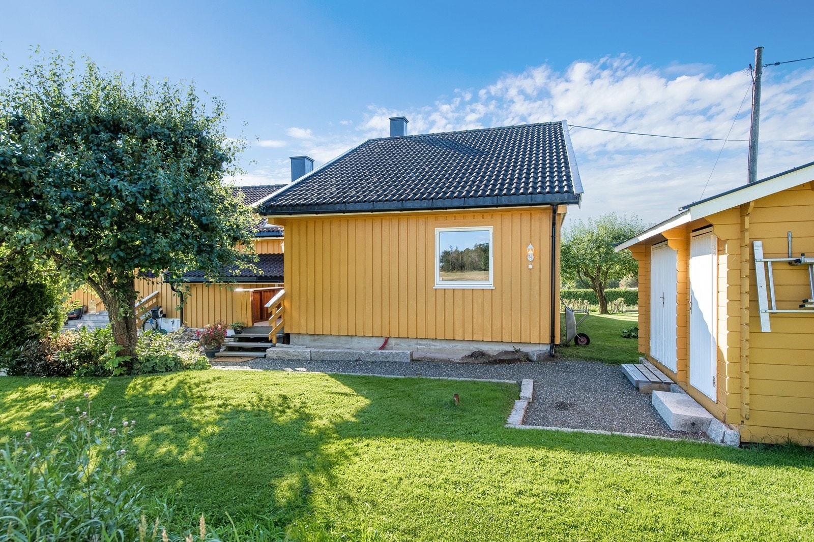 Inngangsparti på baksiden av huset. Bod medfølger Galleribilde