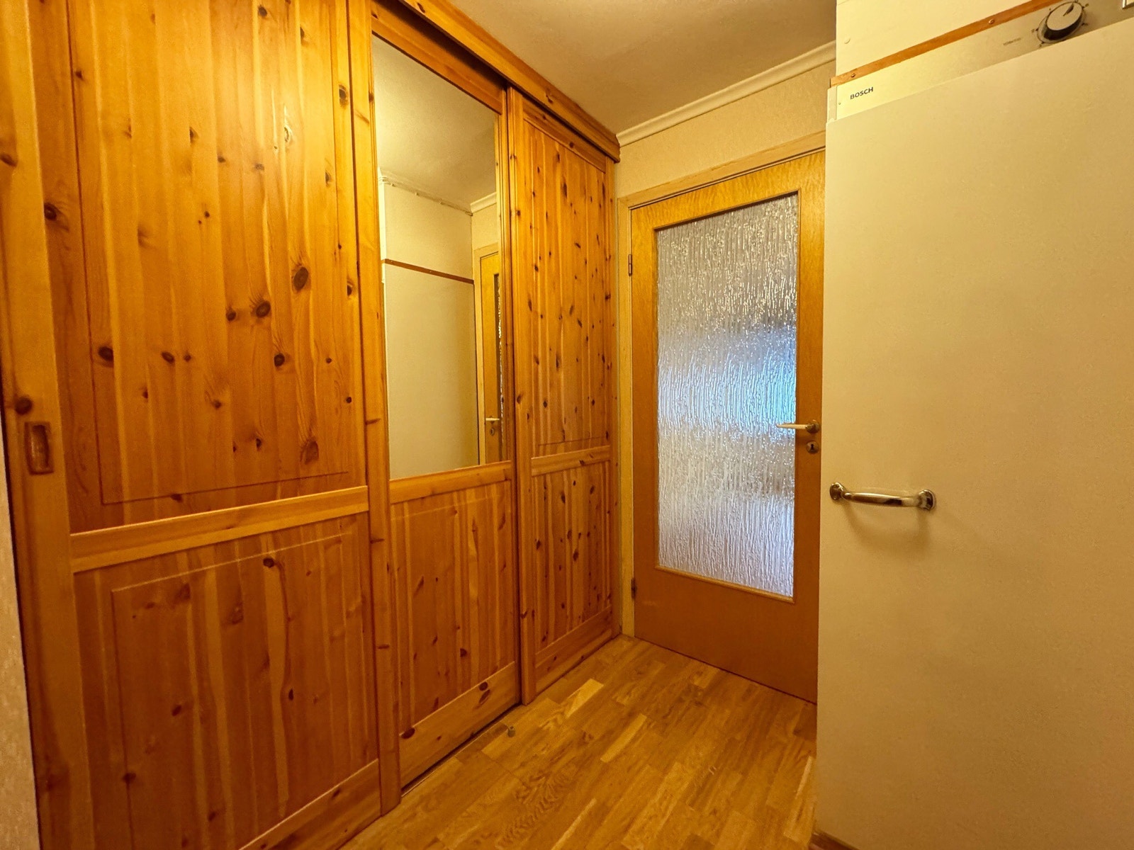 3-dørs garderobe i gang Galleribilde