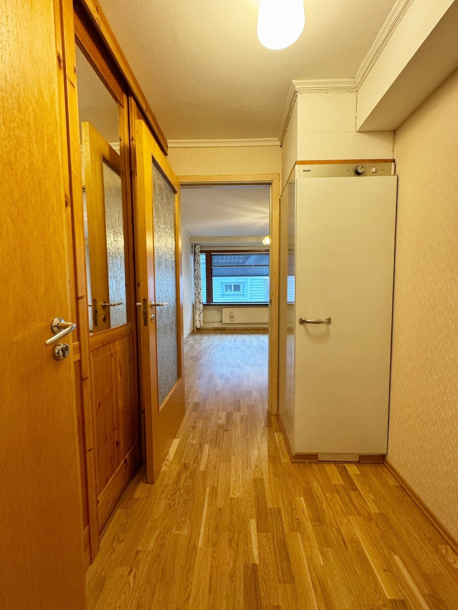 Gang med garderobe og tørkeskap Galleribilde