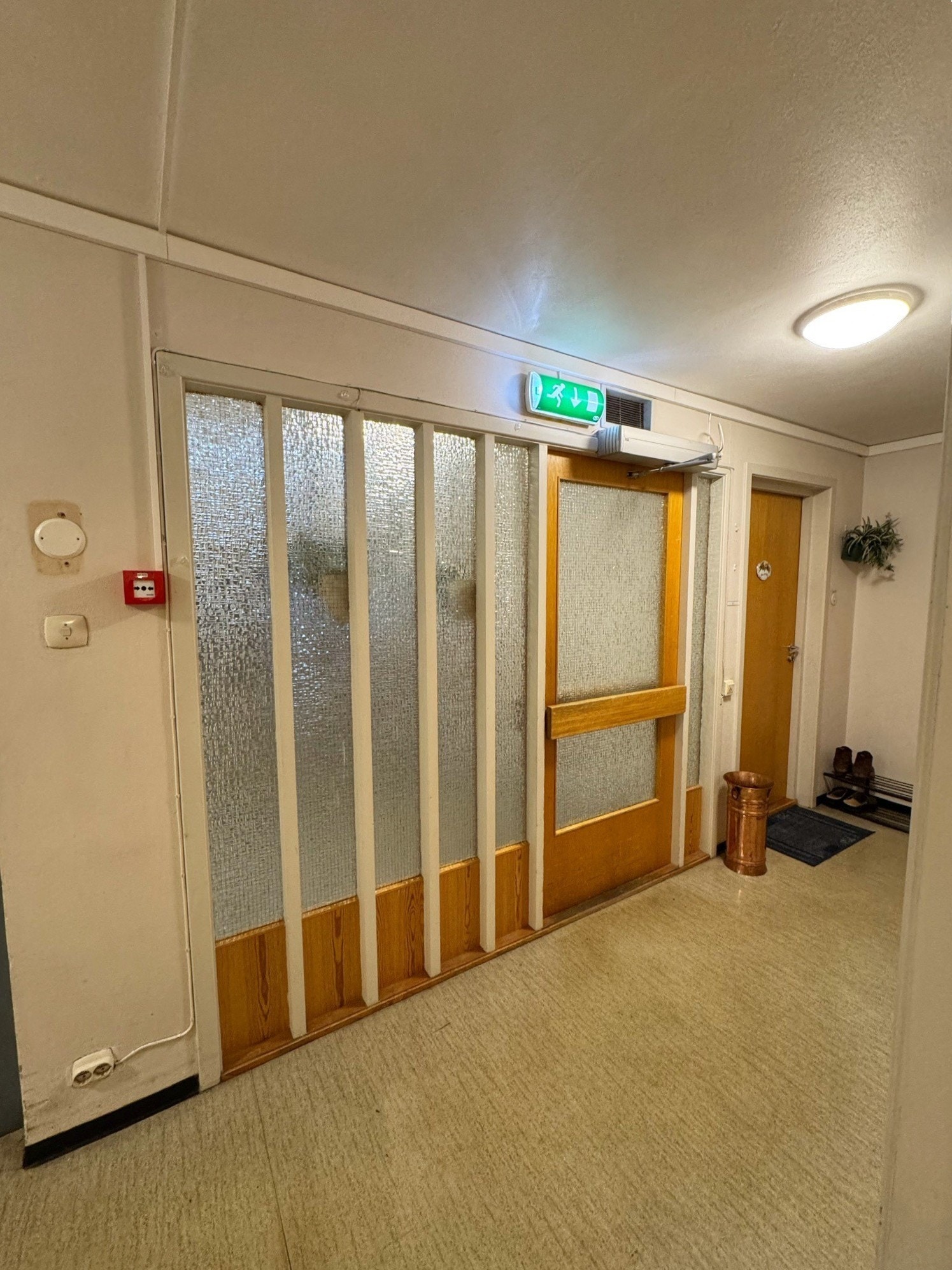 Inngang fra fellesgang - heis i fellesgang Galleribilde