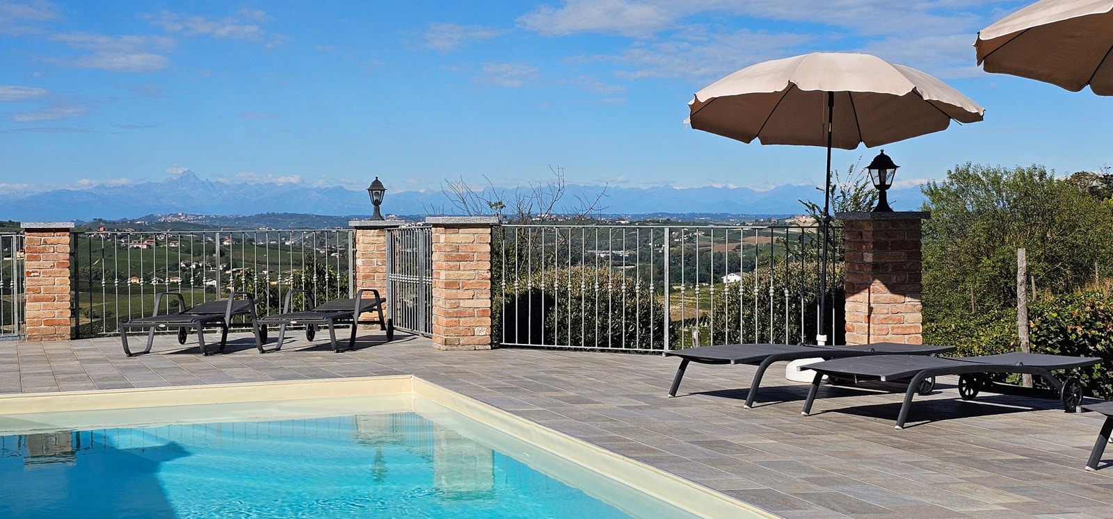 Utsikt fra bassenget Galleribilde