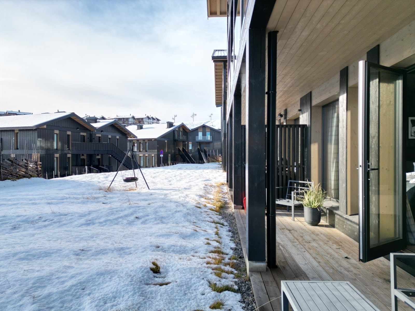 Ca 12 kvm stor overbygget terrasse. Her kan en gå rett fra terrassen og ut i bakken! Galleribilde