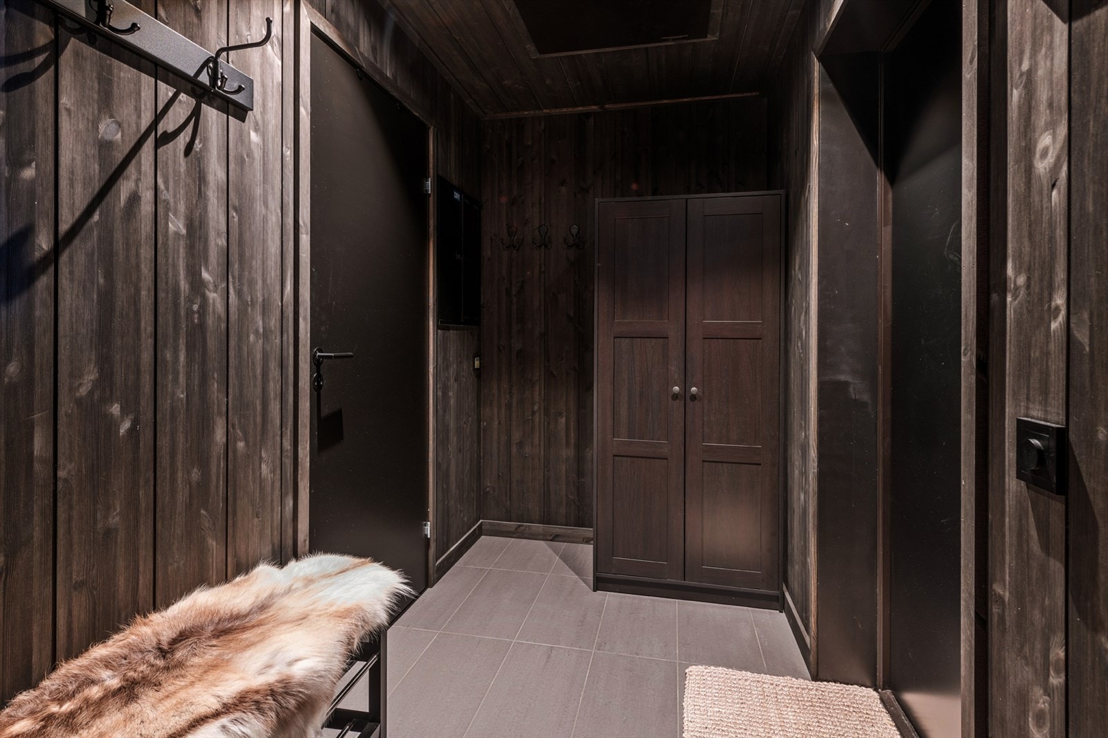 Entre med garderobeplass. Galleribilde