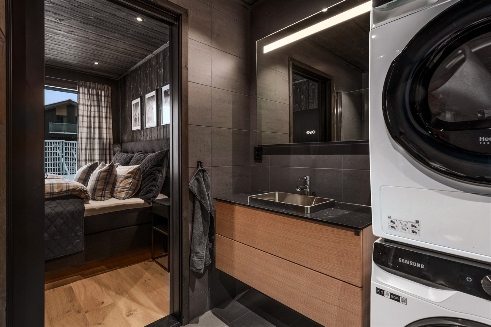 Bad med gjennomgang fra gang til soverom via badet. Galleribilde