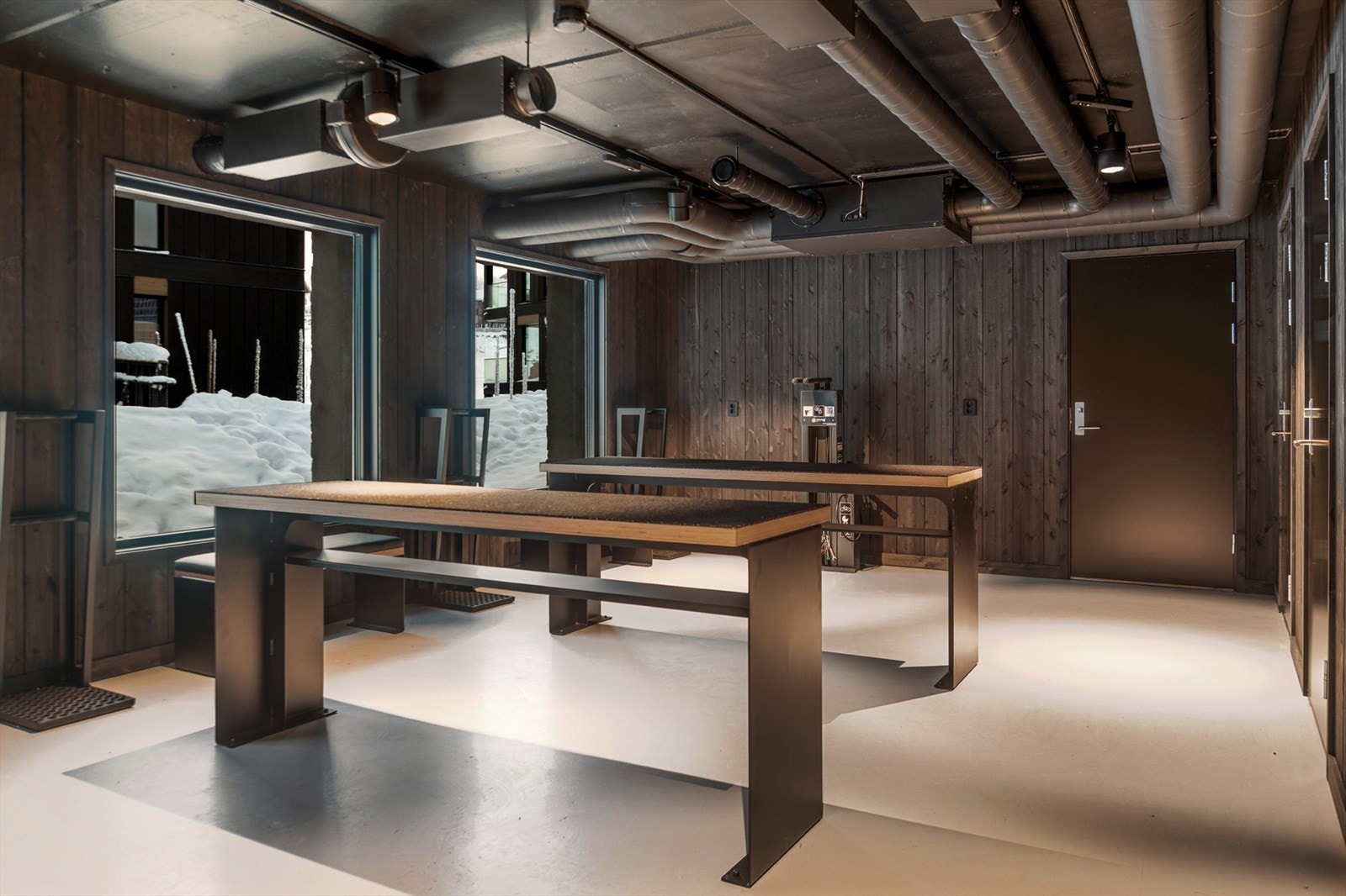 Felles området med plass for å smøre/preppe ski eller fikse på sykkelen. Boden er i tillknyttning til fellesareal. Galleribilde