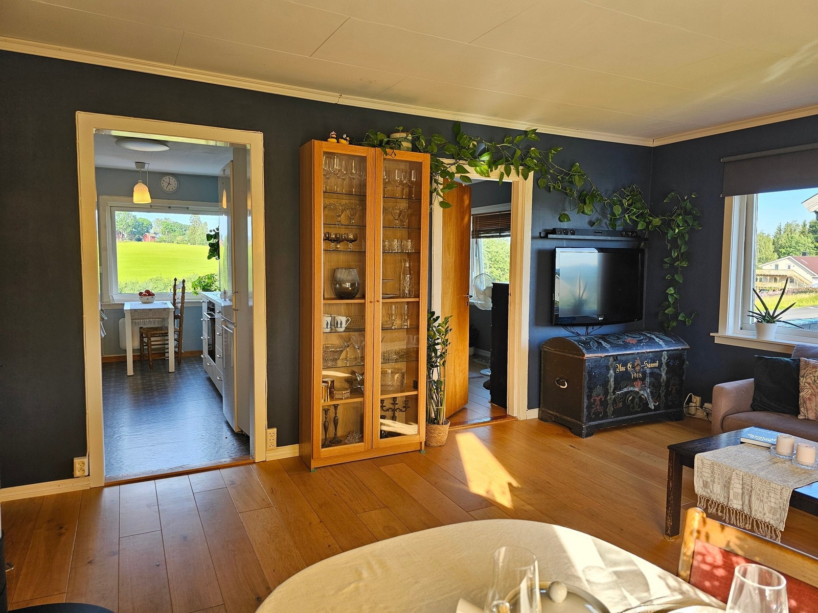 Gjennomgående lys gir god romfølelse Galleribilde