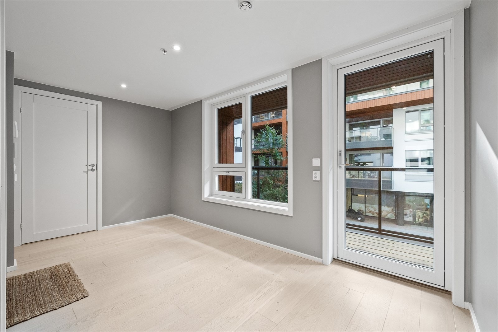 Entré har utgang til balkong som vender inn mot bakgård Galleribilde