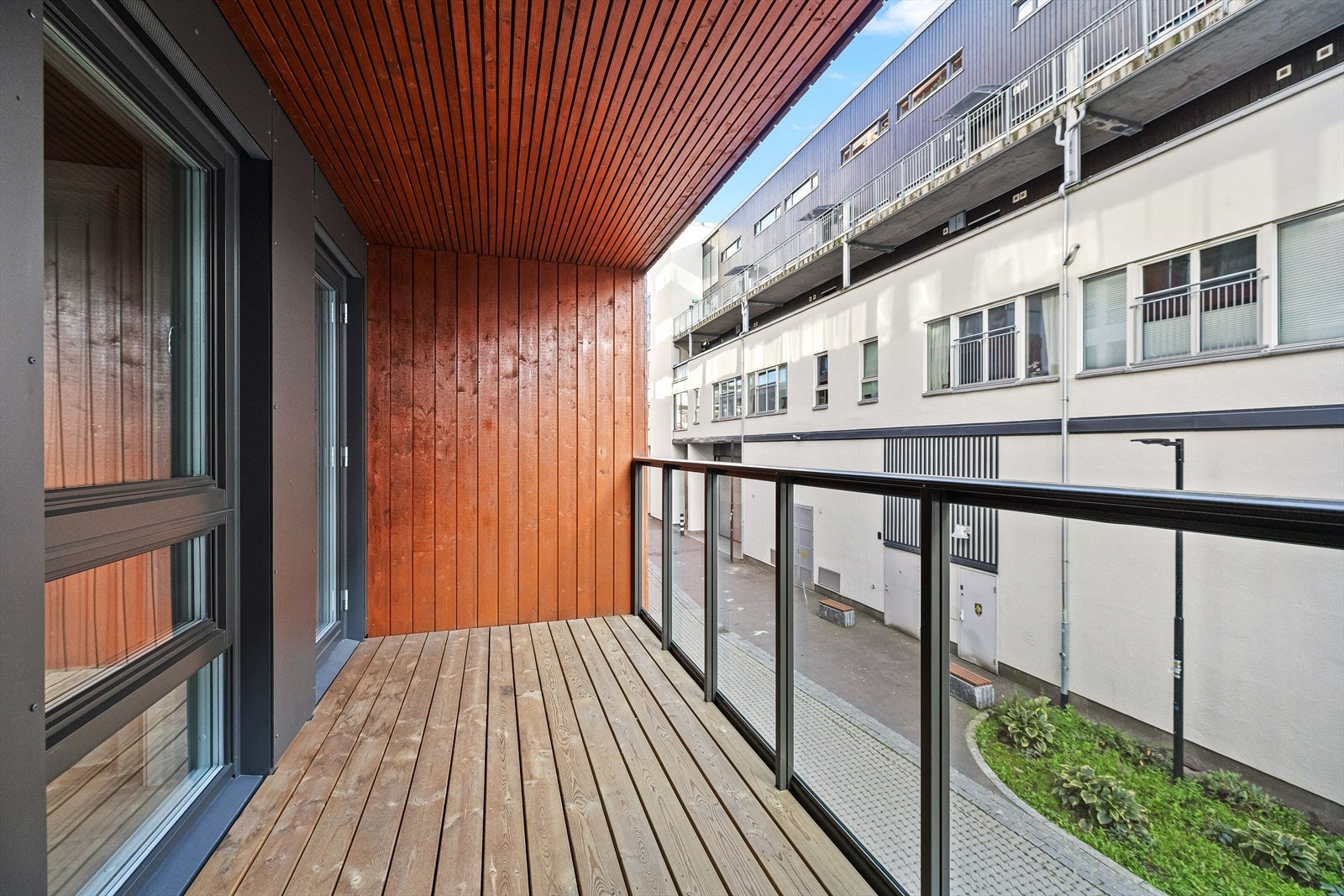 Fra stuen er det utgang til stor og luftig balkong på ca. 7,4 m² med masse boltreplass Galleribilde