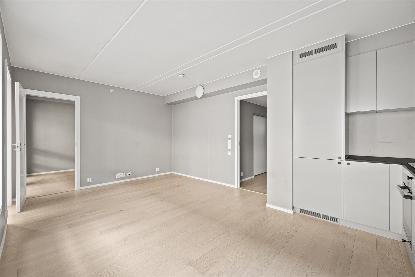 Her er det gjennomgående 1-stavs eikeparkett med regulerbar vannbåren gulvvarme Galleribilde